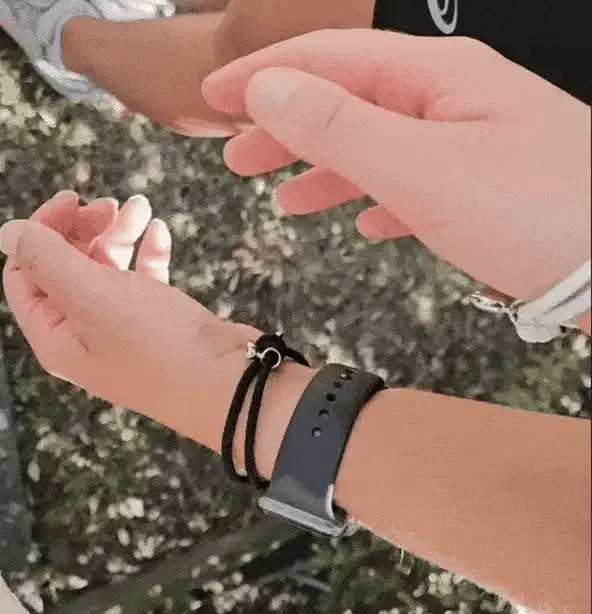 (1 Set) Matchy Magnetic Bracelets